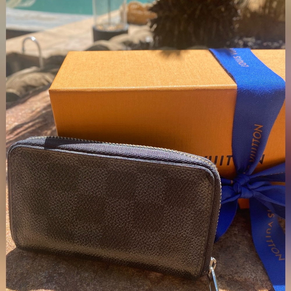 Perfect authentic LOUIS VUITTON Damier gray zippy coin purse credit card wallet